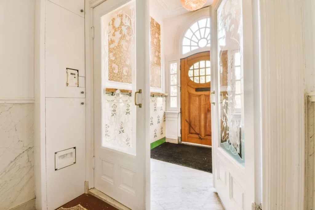 Guide on What Types of Glass Inserts Are Available for Wood Doors?